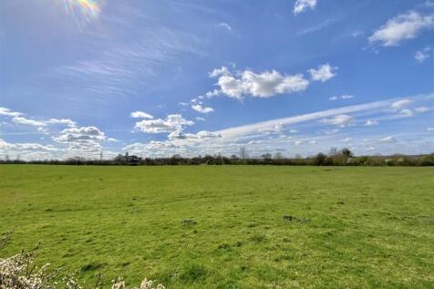 Countryside beyond rear hedge