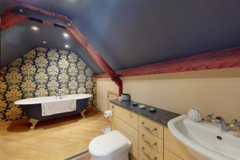 EN SUITE BATHROOM