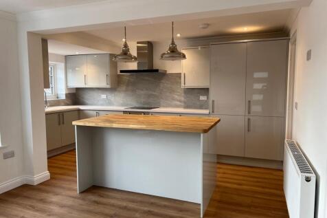 Kitchen diner (image 1)