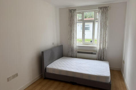 Studio to rent Simon Court, London NW4