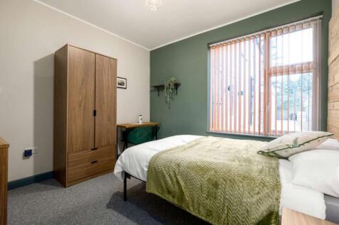 Studio house on London Road, £900/mo
