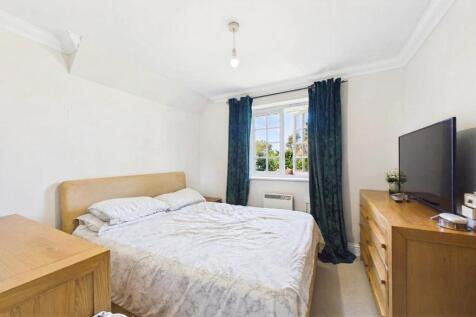 Heath Lodge, 81 Reading Road, Yateley, Hampshire, GU46 photo 4