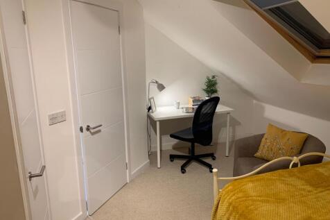 Bright, well-kept upstairs bedroom with a cozy ...