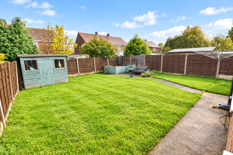Tidy Suburban Garden in Sunshine