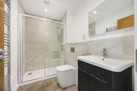 EN-SUITE PRINCIPAL BEDROOM