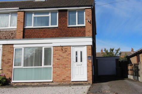 3 bed semi-detached house to rent Woodlands Cresc