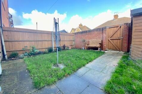 Woking, Surrey, GU22  photo 3