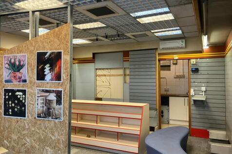 Retail Property (high street) to rent Image 4