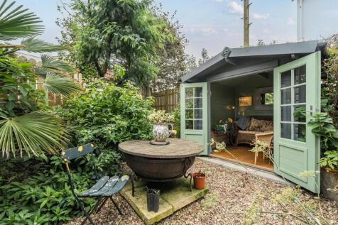 Garden &amp; Summerhouse