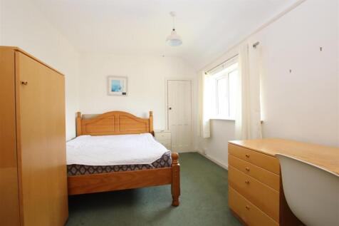 Bedroom one (2).JPG
