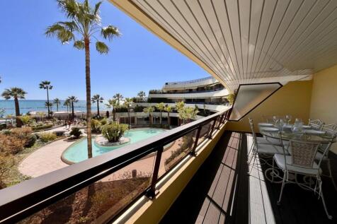 Spacious balcony with a beautiful ocean view, perf