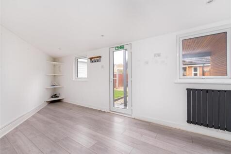 Doulton Close-19.jpg