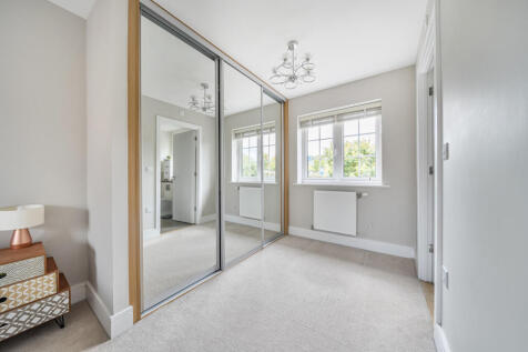 1347006-5-68b8455...