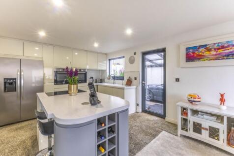 KITCHEN/LIVING AREA