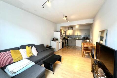 3-bed flat on Tyneham Road, £3,300/mo