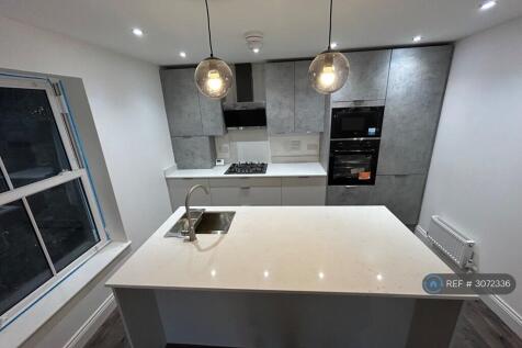 2-bed flat on Cheshunt, Waltham Cross, EN8, £2,045/mo