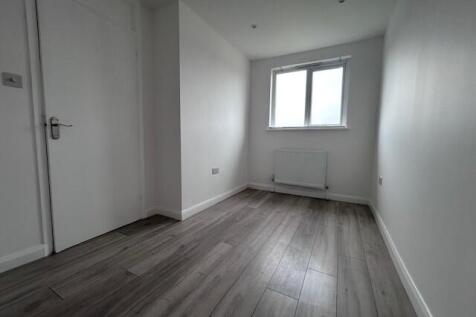 Julius Gardens, Luton, Beds photo 3