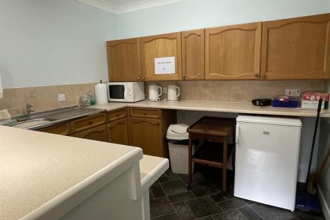 Communal kitchen.JPG