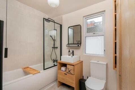 8V8ARD - Bathroom B.jpg