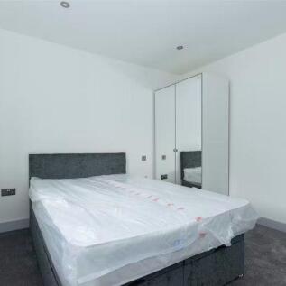 large double bedroom leeds city centre.jpeg