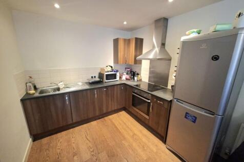 KITCHEN/LIVING ROOM