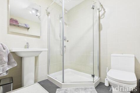 EN-SUITE SHOWER ROOM