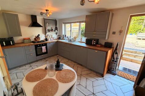kitchen pic 3.jpg