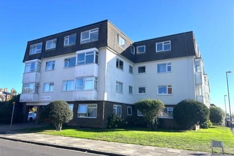 1-bed flat on Beach Court, Irvine Road, Littlehampton, £925/mo