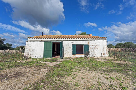 Agricultural property with 22 hectars of land with 3 buildings near to San Clement