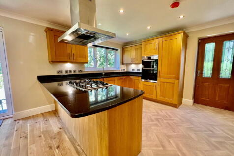 3 bed detached house to rent Cearn Way, London CR