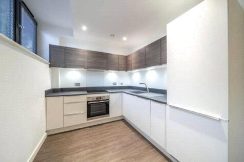 2-bed flat on High Road, London, N20, £1,525/mo