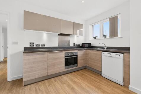 To Let  3 Bedroom Flat Balcony CR0  www.islingtonp