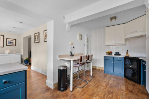 Curzon Close, Cur...