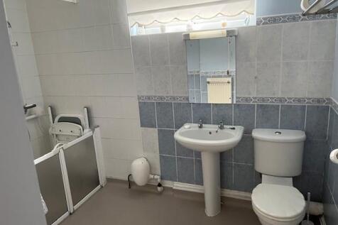 Lake House - Bathroom.jpg