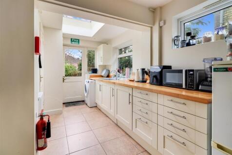 Kitchen 2.jpeg