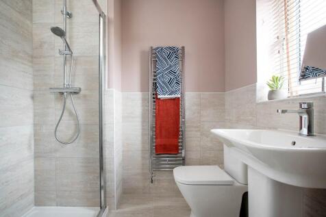 Modern en-suite shower room