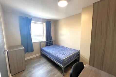 Bright, neatly presented double bedroom with a ...