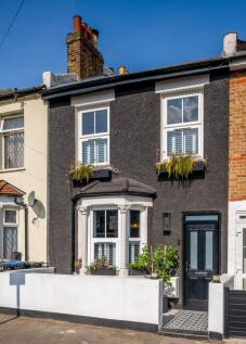 London, SE25 - property photo