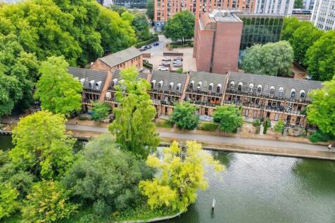 An enviable setting on the Thames