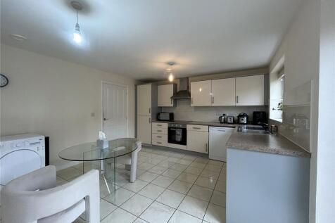Regis Park Road, Reading, Berkshire, RG6 photo 3