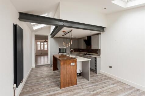 New Road, E4