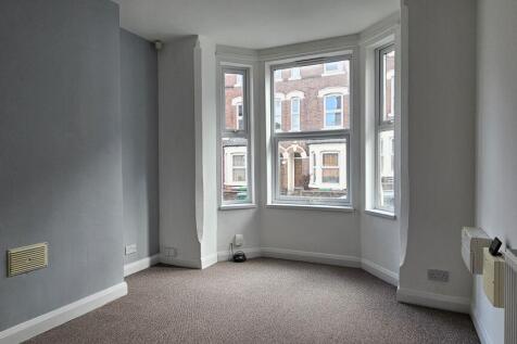 BED/LIVING ROOM