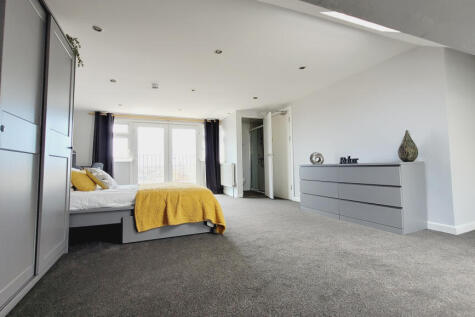 6 Bedroom House in PL4 7AN
