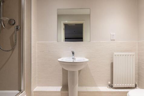 en-suite to 4th bedroom 