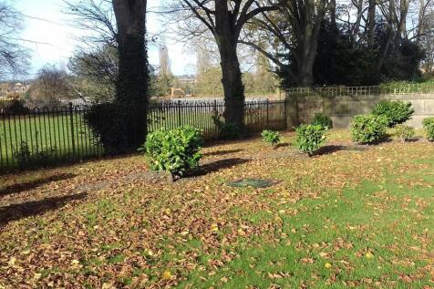 Park View Court - Grounds (002).jpg