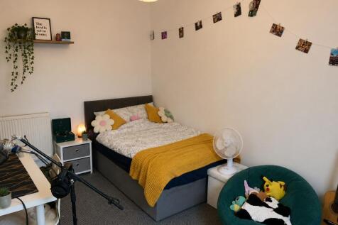 Cosy double bedroom with stylish decor and desk...