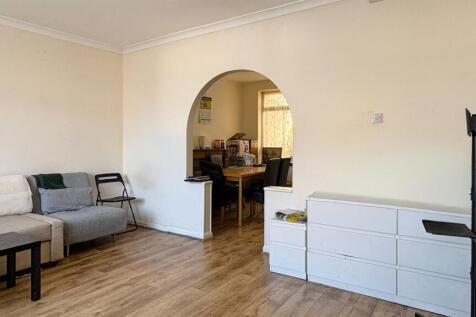 Market street for Rent by Barrain London Estate Ag