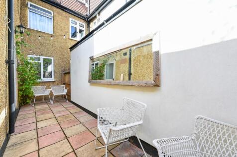 Kimble Road, Colliers Wood photo 4