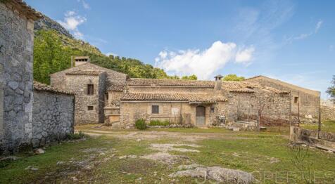 LARGE POSSESSION WITH RESTAURANT FOR SALE