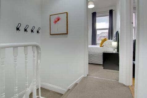 33 Grantham - landing.jpg